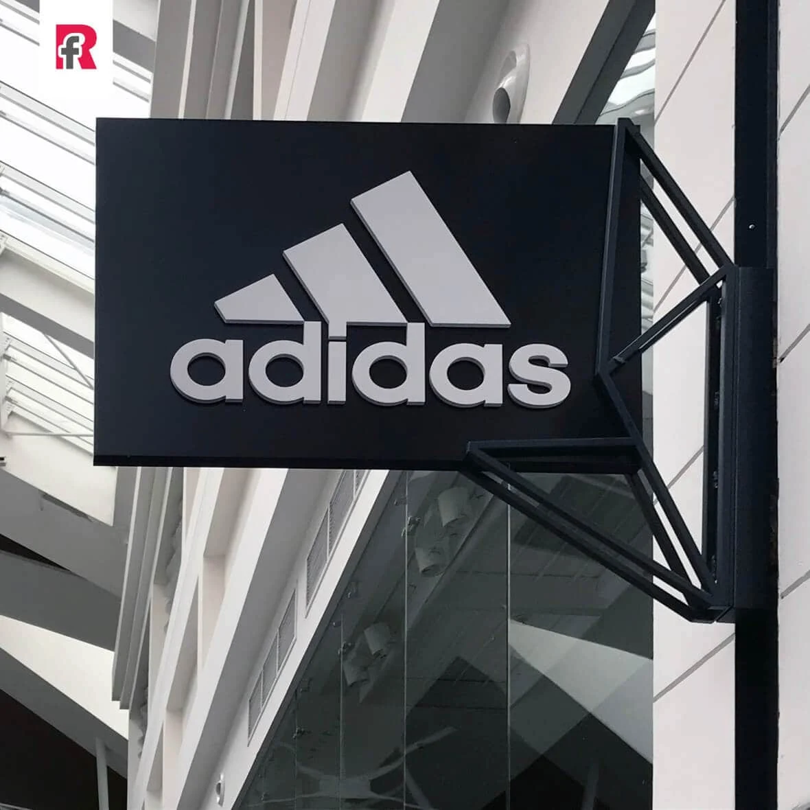 Консоль adidas на фасаде