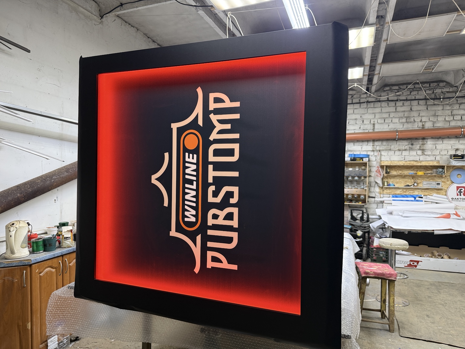 Короб WINLINE PUBSTOMP с красной контражурной подсветкой