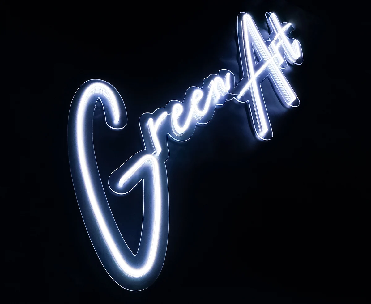 Белая неоновая надпись Green Art