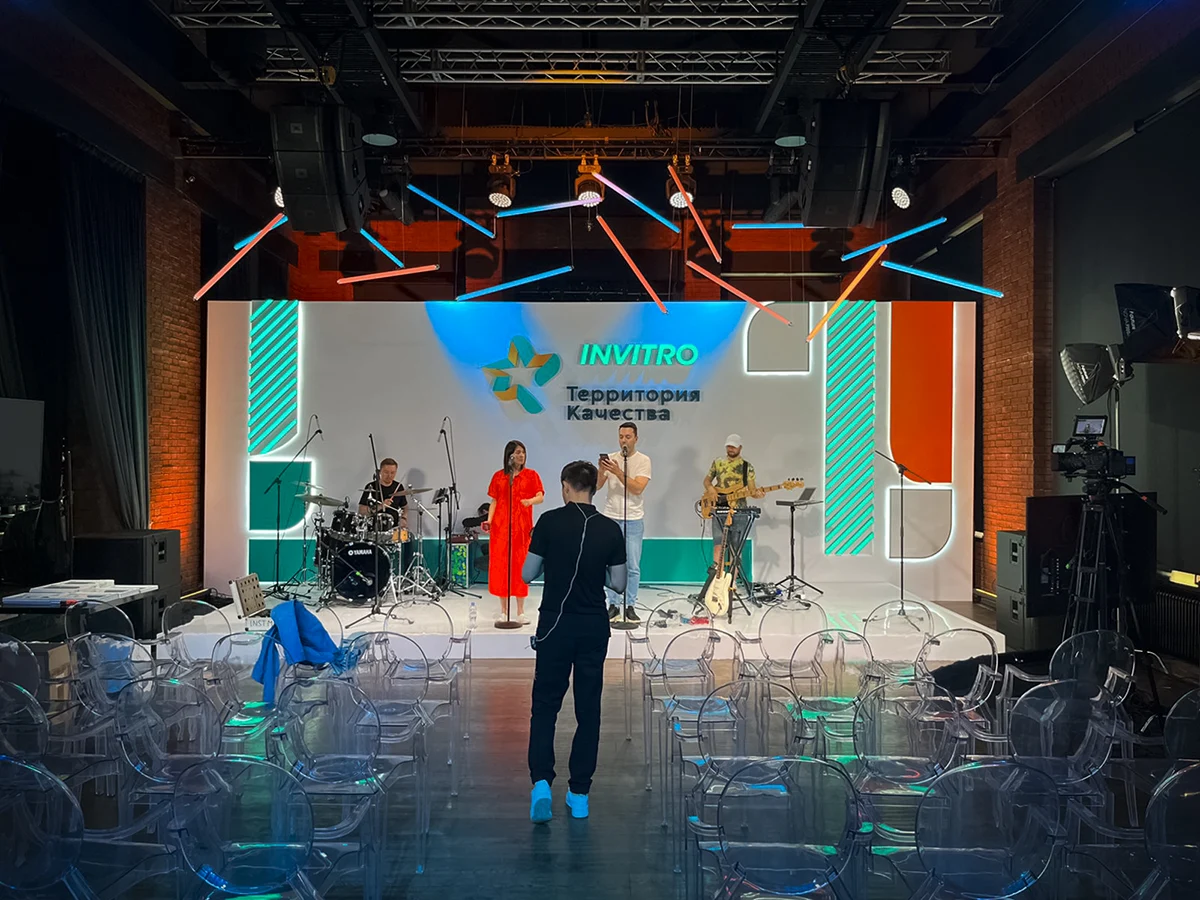 Оформление сцены INVITRO — работа FACTORRUS.