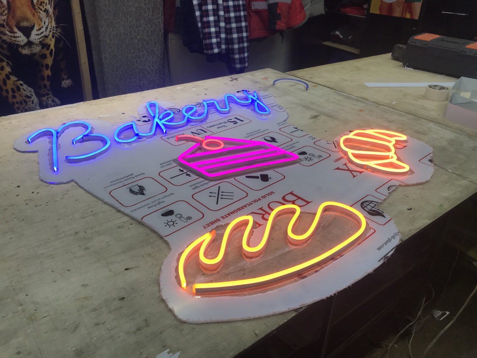 Bakery — неон для пекарни — неоновые вывески FACTORRUS