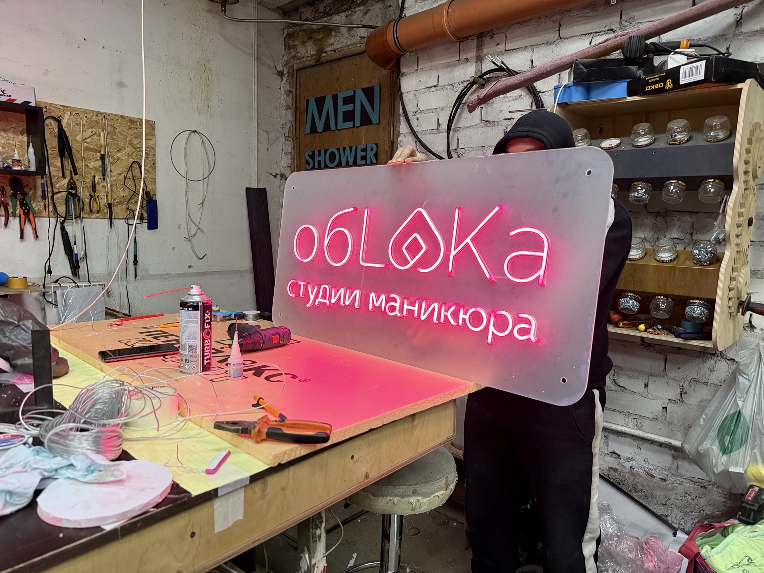 Облака — студия маникюра — неоновые вывески FACTORRUS